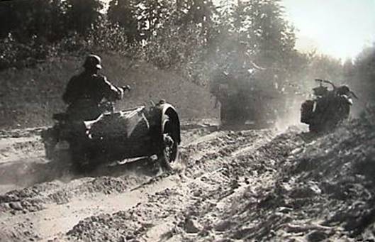 The vanguard moving to Barawucha - 12 Jul 1941.