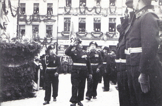 Major Hauser reviews the personnel of the I./PR 10 in Zinten on March 26 of 1938, to the left his Aide, Oberleutnant Gilbert.