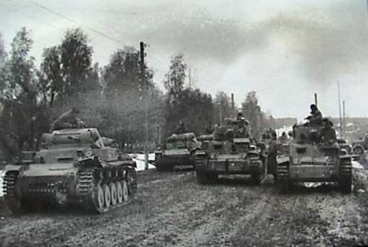 The 19 Pz advancing towards Moscow along the Highway Medyn - Malojaroslawez.