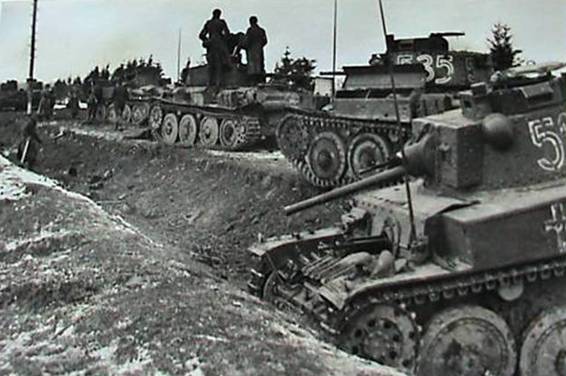 German tanks Pz Kw 38 (t) along the  anti-tank obstacle near Sergejewka.