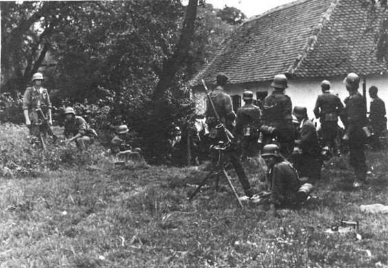 A mortar group of 80 mm (two pieces) in firing position somewhere in Poland in September 1939. Apparently the crews are at rest and they are paying attention to an event that happens behind the house.