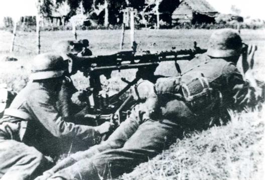 The team of this heavy MG-34 looking for targets.<br />http://www.flickr.com/photos/pebracon/4587827378/in/set-72157594251657854/