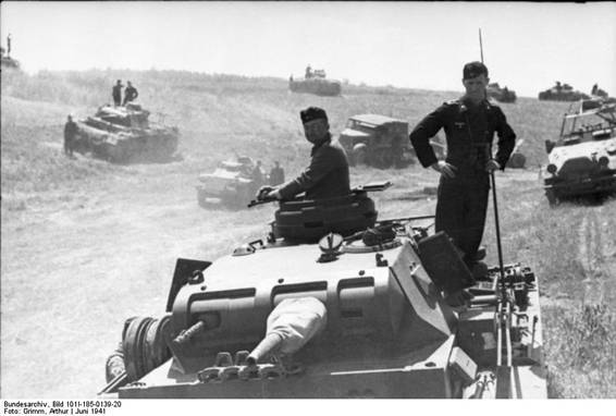 Armored troops in the area of readiness ... ... ... ... ... ... ... In the foreground a Pz Kw III Auf G.