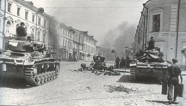 Fighting in the city, in the foreground two Pz Kw III of the 7. / PR 4, between of them a howitzer Le. FH 18 of the AR 13 and beyond an antitank gun Pak 36 of 37 mm.
