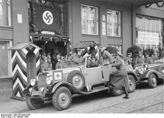 The first vehicle wears the emblem of Oberkommando des Heeres (OKH), the second the distinctive of Heeresgruppenkommando ............<br /> http://www.wwiidaybyday.com/emblems/taktik/kommandotact.htm