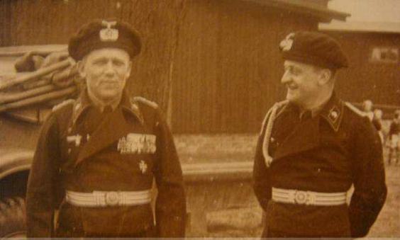 Oberst Wilhelm Phillips (izquierda) and Oberleutnant Tölke at Sennelager...................