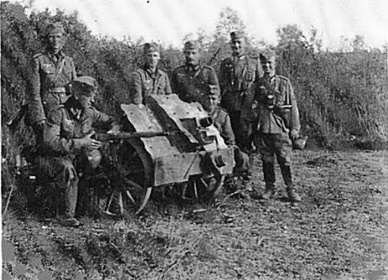 A German light infantry howitzer of 75 mm in front of Tarnobrzeg ...............