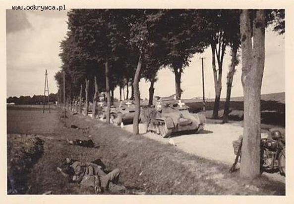 A German armoured column (Pz Kw I) during a stop at a Polish road; in the lead a Pz Kw I command tank (Befehlskampfwagen)................................