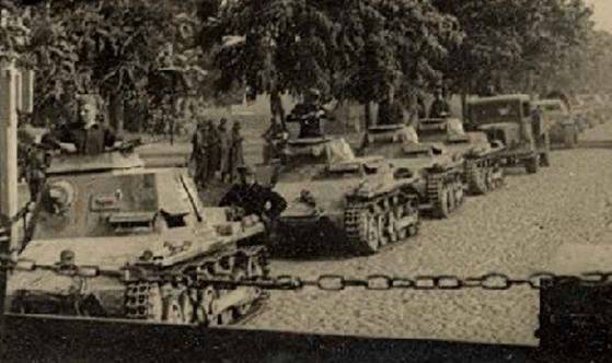 German armored column shortly before fight for Orzakow (Kutno region); in the lead a Pz Kw I command tank (Befehlskampfwagen)................................