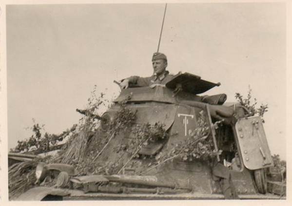 Command tank Pz Kw I belonging to the 4. Pz - Eastern Front....................
