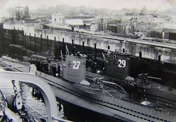 Here the U 27 moored in row with the later famous U 29............................