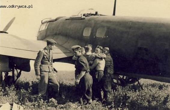 The He-111P  5J + FH belonging to the 1. / KG 4 (pilot Lt. v. Klackreuth) was attacked by Polish fighters and returned to its base with the wounded radio operator ........... ...........