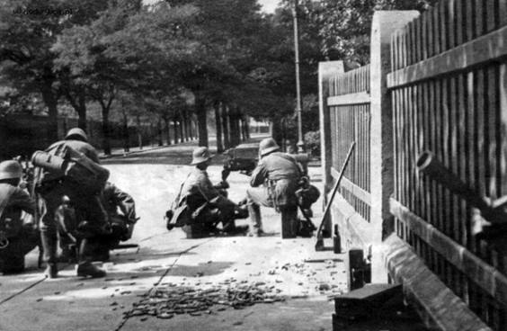 Another view of the troops during the occupation of Katowice .....................