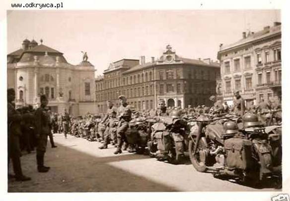 A unit of motorcyclists during a break in his displacement to the Polish border - Aussig, August 20, 1939.