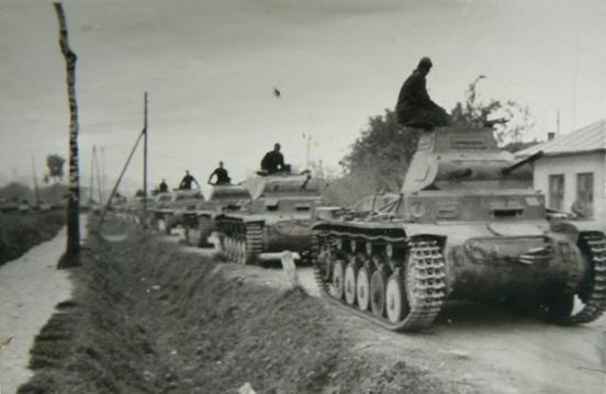 A column of Pz Kw II in a little stop during its march.......................