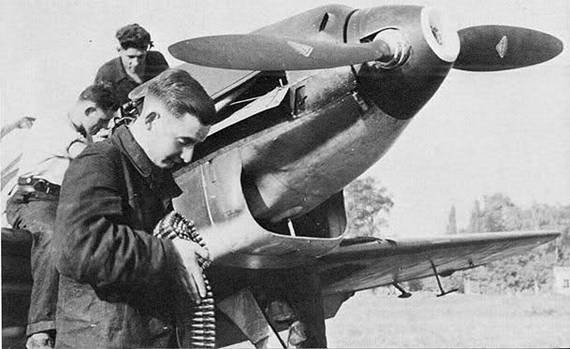 Maintenance and resupply of ammunition of a Bf-109D .......