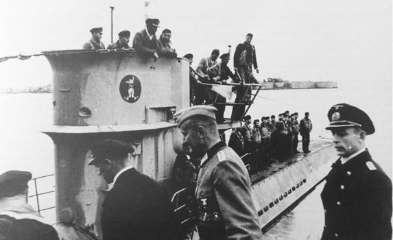 U-30, under Kptlt Fritz Julius Lemp, returns to Wilhelmshaven upon completion of its first war patrol (22 Aug - 27 Sept 1939), see the new type of conning tower........................