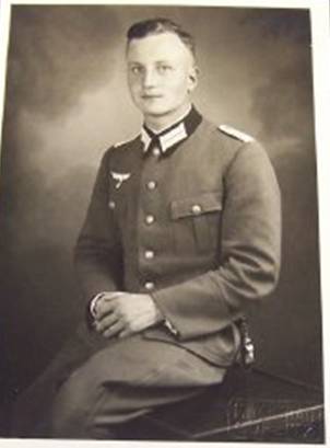 Freiherr von Ketelhodt seen here earlier as a Leutnant.<br />(taken from an expired ebay auction).