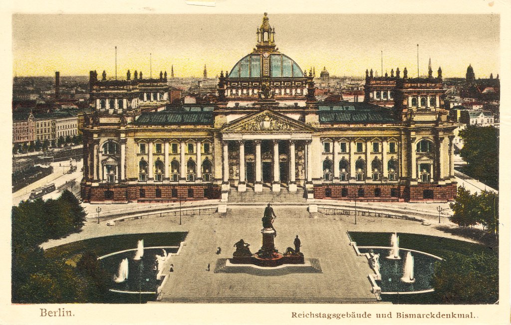 Berlin Reichstagsgebäude und Bismarckdenkmal.jpg