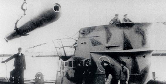The U 40, one of the submersible of the U-Flotilla Hundius, during a torpedo maneuvering.............