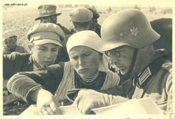A Polish woman gives some help to a German soldier - Wartha...........................<br />Frau aus Polen hilft deutschen Sold,Wartha