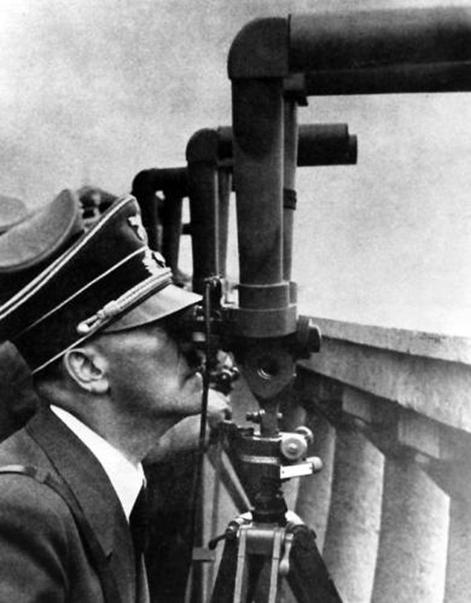 Peculiar Hitler: with a telescope Adolf Hitler observed the battle for the Warsaw suburb of Praga. The Polish capital fell on 28 September 1939 in German hands............................