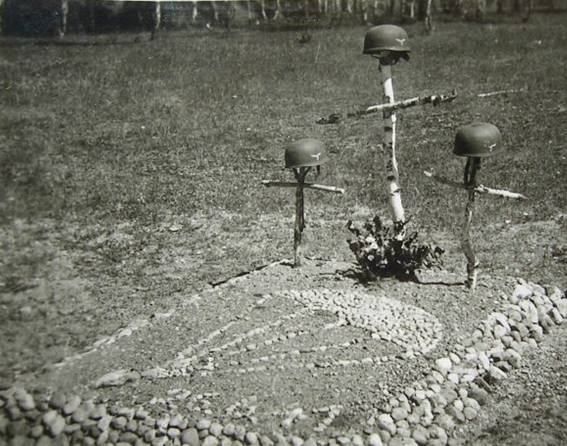 Tomb of German paratroopers fallen on June 26, 1941 (in the center Ltn Lütke.); were the Brandenburgers of Fallschirmzug Lütke? .....................