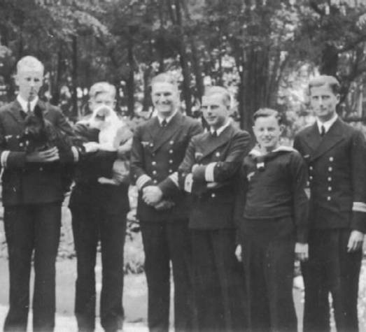 POWs: Kplt. Werner Lott (U 35) and kplt. Rolf Dau (U 42) with folded arms. Dau and Lott were also of the same crew of 1926........................................