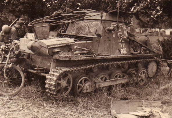 A Panzerbefehlswagen I Ausf. B (265 Sd.Kfz.) with retractable antenna and a framed antenna; apparently disabled (France 1940?) .........................