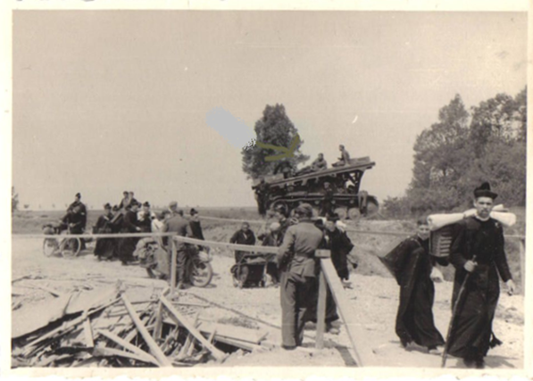 In this case, in the background, a Brückenleger II based on a Pz Kw II Ausf. A/B/C............................................. http://forum.valka.cz/files/2002563876788522730_rs_195.jpg