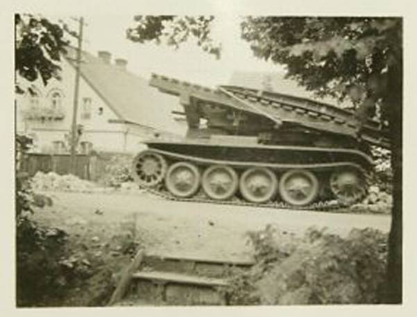 A Brückenleger II based on a Pz Kw II Ausf. D/E (so it belongs to a Light Division during the Polish campaign) .................................<br />http://forum.valka.cz/files/brucke_ii_ausf.d_134.jpg.