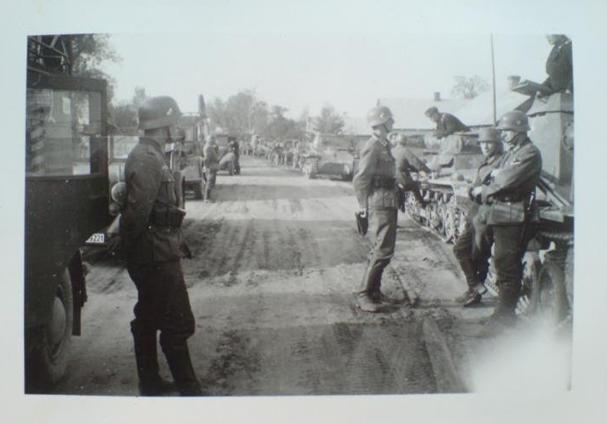 A break in the march, to the right a SdKfz 265 Panzerbefehlswagen I ...................