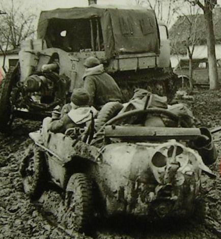 Rear view of the Schwimmwagen and in the background the RSO with its howitzer....................