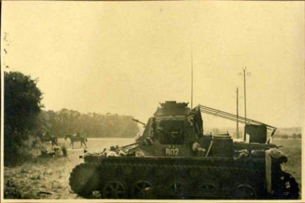 A disabled? Panzerbefehlswagen I Ausf. B (265 Sd.Kfz.) R02 with retractable antenna and a framed antenna..............................