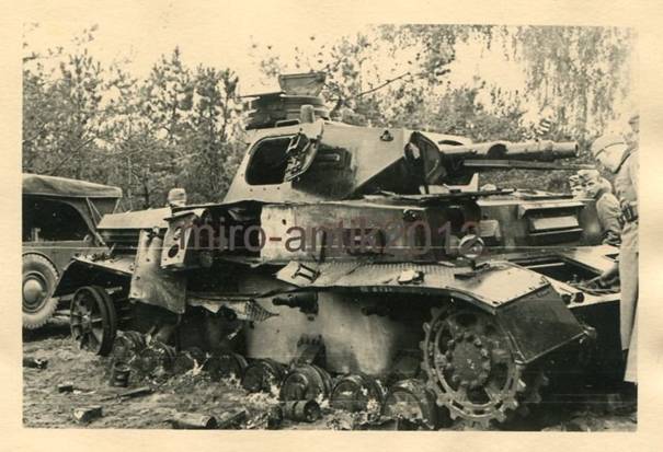 Close view of the Pz Kw IV Ausf. C of Leutnant von Ratibor of the 2./ PR 11 destroyed by fire a Polish armored TKS (internal explosion) ......................