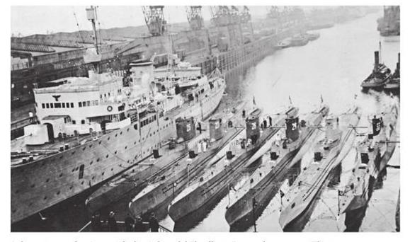 The Tender ship Saar, the U 25 (Type IA) and the Type VIIA U 27, U 28, U 29, U 30 and U 33 (camouflaged) in Bremerhaven .........................