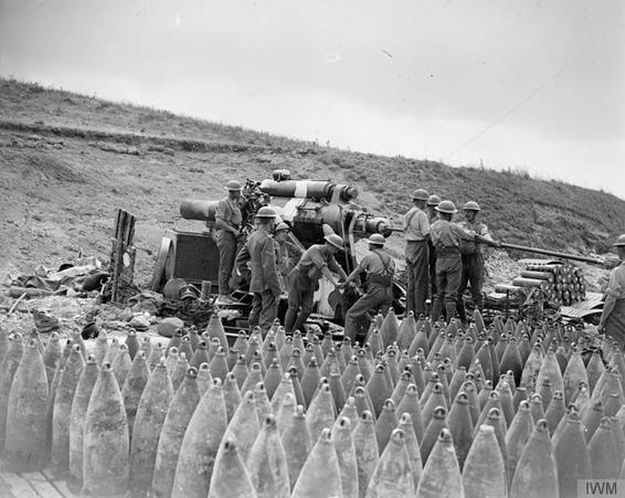 Men of the 95th Siege Battery RGA loading a 9.2 inch howitzer near Bayencourt during the Battle of Amiens..........................<br />http://media.iwm.org.uk/iwm/mediaLib/15/media-15547/large.jpg