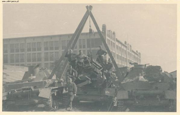 Lifting the engine using two other tanks; to the left a Pz Kw IV Ausf. A................