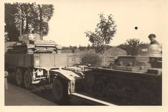 Truck Faun L900 (probably) carrying a Pz Kw II Ausf. D / E and its trailer Sd. Ah. 115 with a Pz Kw I Ausf. B.................................