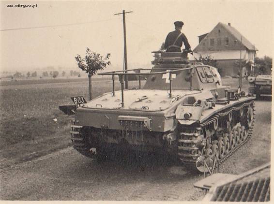 Rear view of a Panzerbefehlswagen III D1 (on chassis of Pz Kw III Ausf. D), easily recognizable by the frame antenna required by the FuG 8...........................