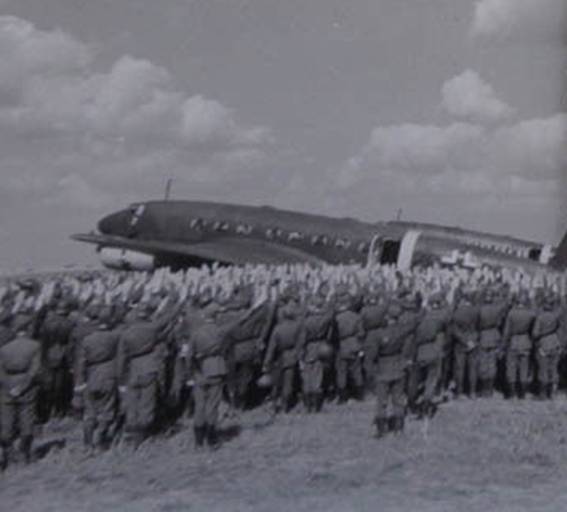 Picture (somewhat blurry) of the two Fw-200 during the visit of AF and the Duce after the victory in Uman - August 1941 ..................... ...........