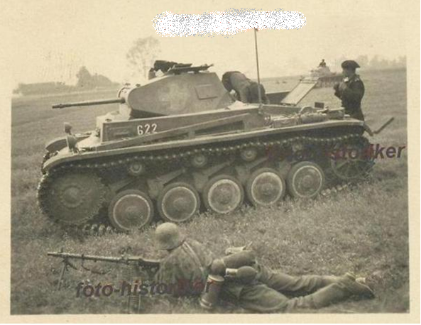 A crewman of this Pzkw II Ausf. A / B / C No. 622 is working to rectify the failure, while is being observed by an SS soldier armed with a MG-34 (possibly the tank belonged to the PR 7 and the soldier to the SS Standarte -Regiment-Deutschland)...............