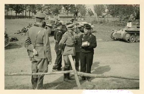 General Heinz Guderian, commander of the XIX AK (Mot) receives a report of a subordinate officer belonging to an armored regiment of the 3. Pz Div ....................................