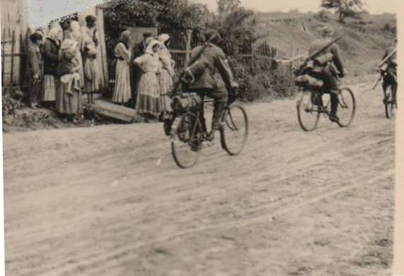 Women watching some cyclists of the IR 529 (299 ID) during the war of movement of the first weeks - Ukraine, summer of 1941 ..................................