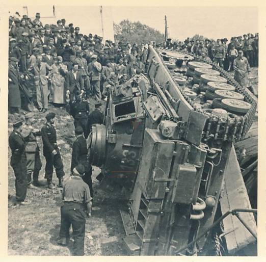 A Pz Kw III (Nº 133) in a very bad situation after overturning on one of its sides ...........................