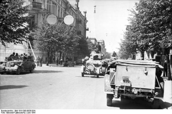 German troops (7. Pz or 20. Pz) through the streets of Vilnius; in the background tanks Pz Kw 38 (t) towing a drum with reserve fuel..............................