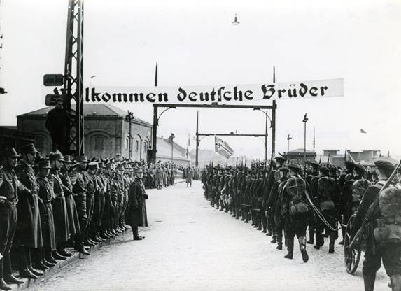 Kriegsmarine troops landing in Memel (perhaps the Assault Company that later was engaged in Danzig - MSK? .............................