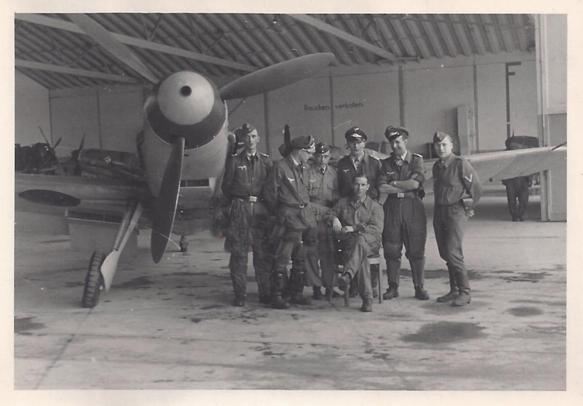Photo of a group of pilots and personnel of JG 3 &quot;Udet&quot; (as per the source) with a Bf-109 F / G?...............................................