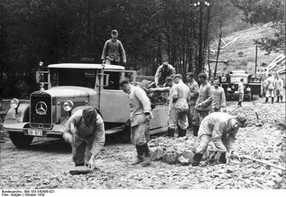 October 1938: Men of the  Reich Labor Service (RAD) working in road construction................................