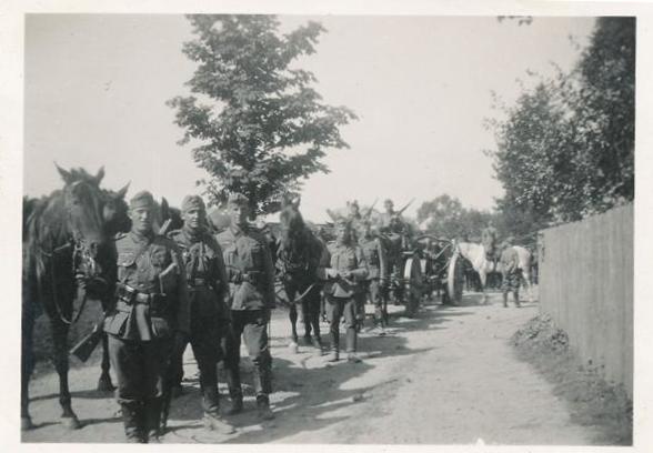 A German horse-drawn battery with howitzers le.FH 18, during a break in a Polish hamlet ....................<br />http://www.ebay.de/itm/361475787918